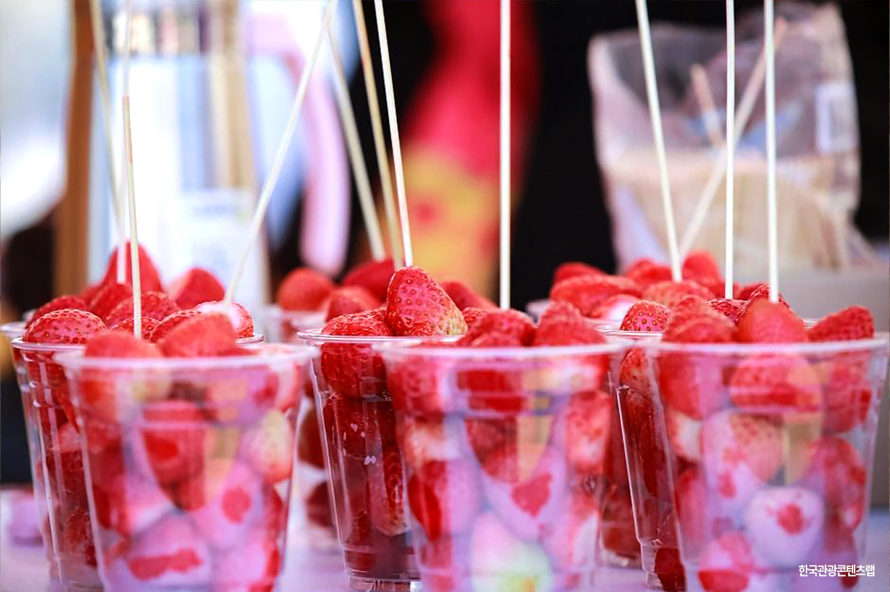 論山草莓被譽為韓國最美味的草莓之一，來到這裡，請務必品嚐鮮甜草莓，也別錯過各式各樣的草莓甜點！🍓