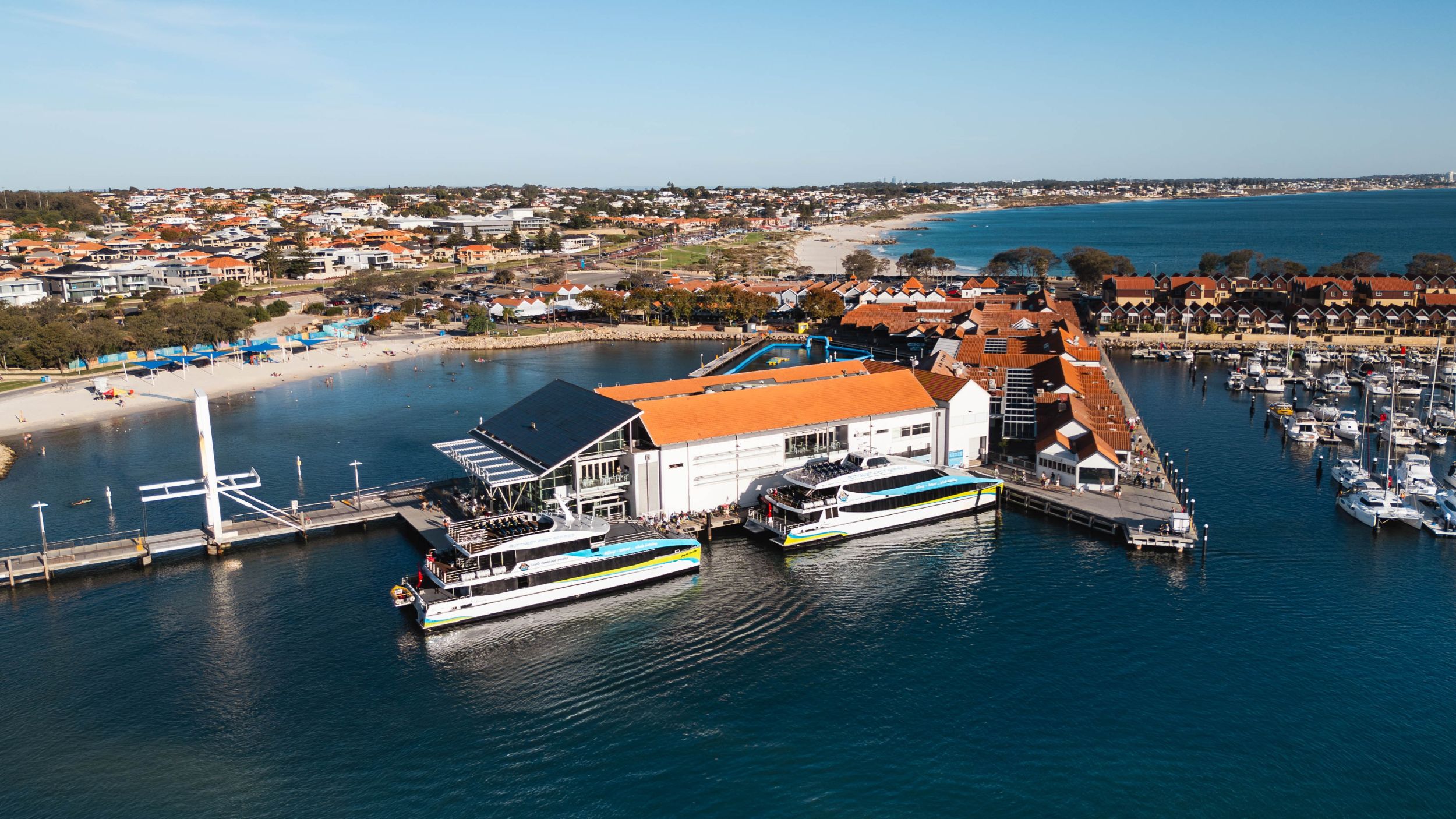 希拉里斯港 (Hillarys Harbor) 風景如畫，港口內停泊著各式船隻，構成一幅壯麗的畫卷