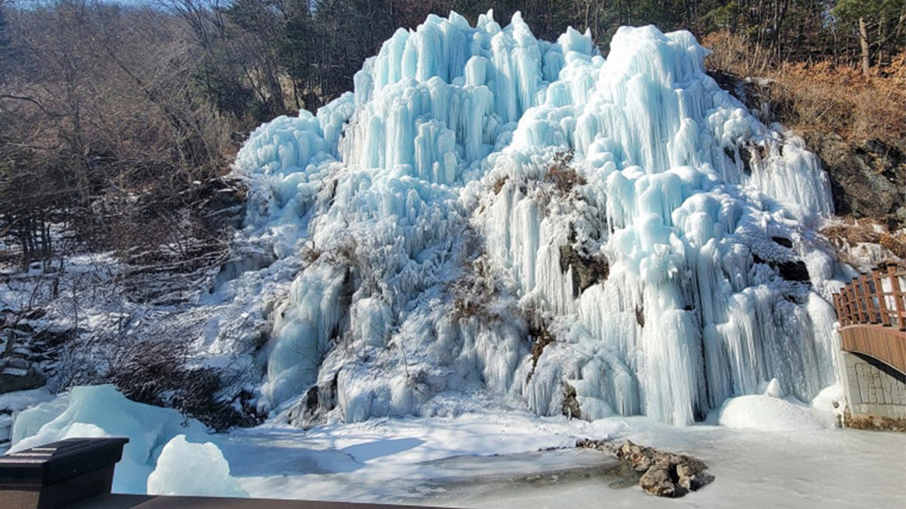 漫步在白雪皚皚的小徑上，腳下傳來清脆的踩雪聲，與山谷的寂靜和諧共鳴，揭示了冬季大自然純粹而神秘的美麗。