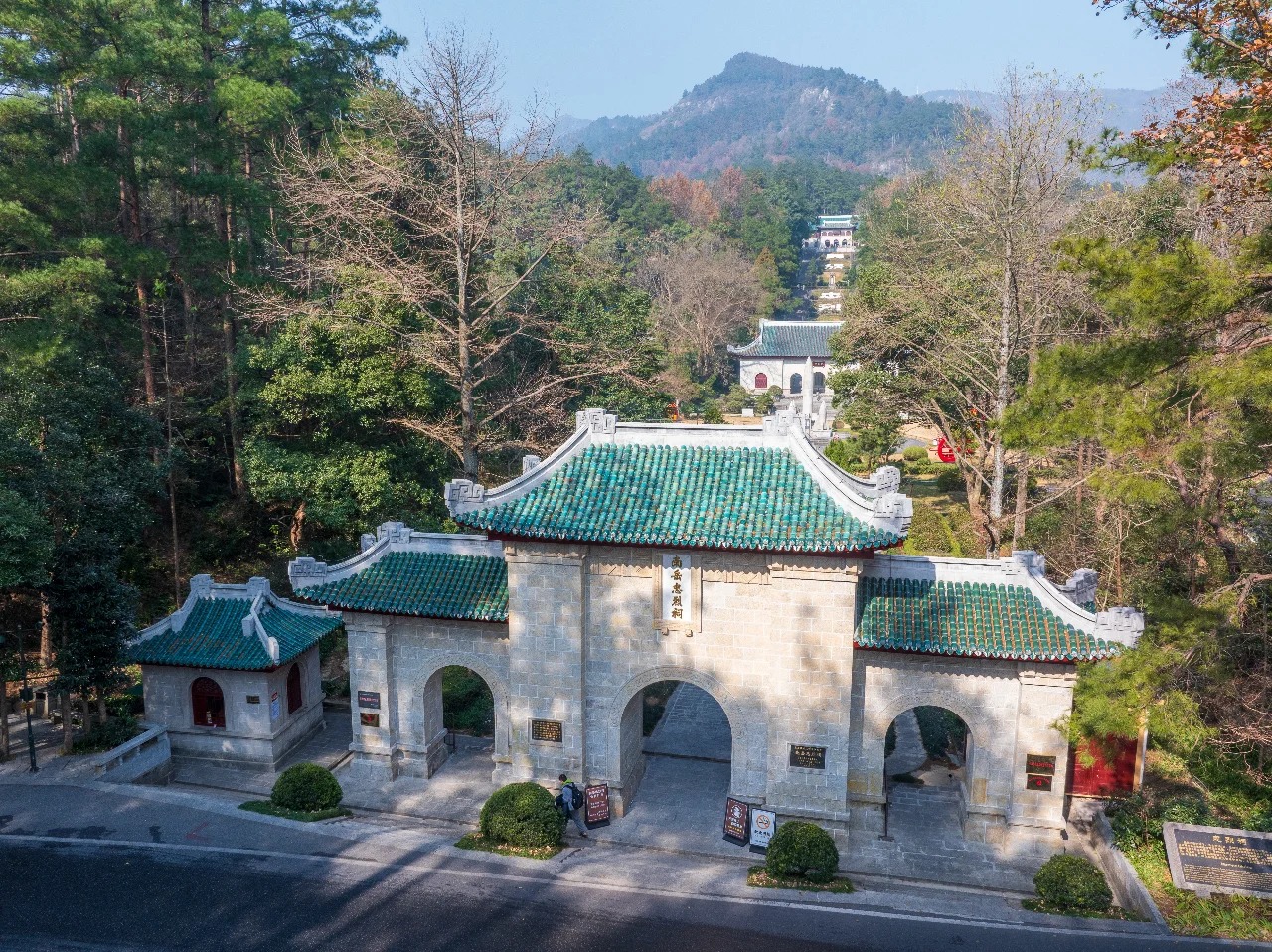 —建築瑰寶。走進大廟，彷彿進入了一個古建築的盛宴。那些雕樑畫棟、金碧輝煌的建築，簡直就是古代建築界的“顏值天花板”！每一座都讓人目不暇接，流連忘返。