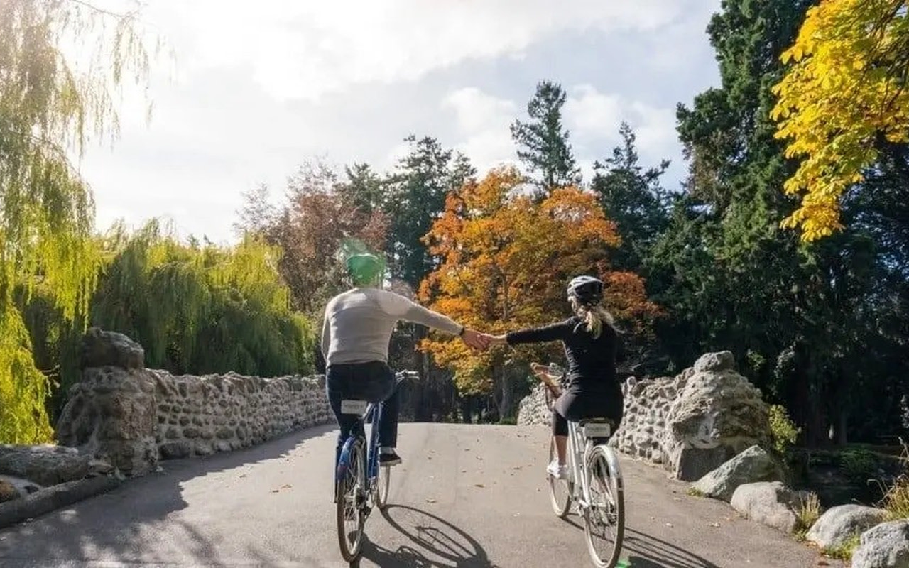 騎行穿梭維多利亞的標誌性地標、風景優美的公園和充滿活力的街區