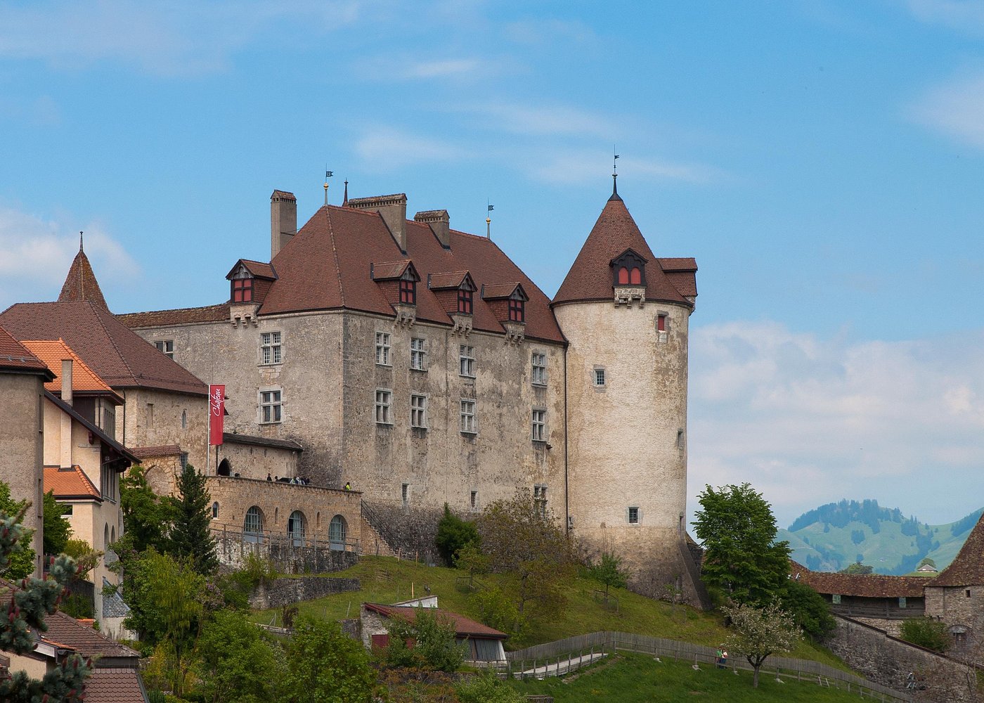 探索歷史悠久的格呂耶爾城堡，俯瞰村莊，展示藝術歷史和壯麗的山景
