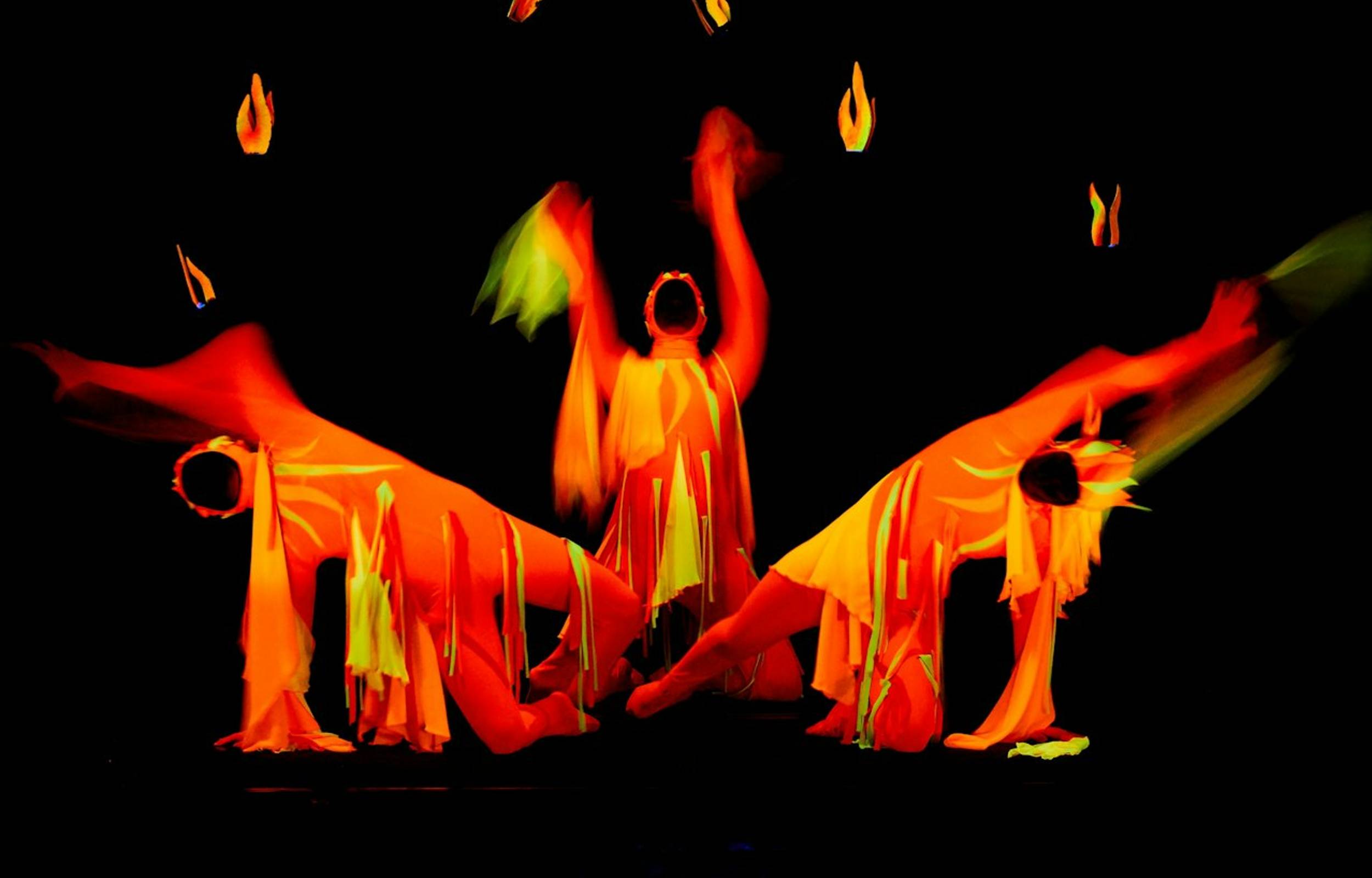 布拉格的黑光劇院WOW Show (WOW show black light theater in Prague)