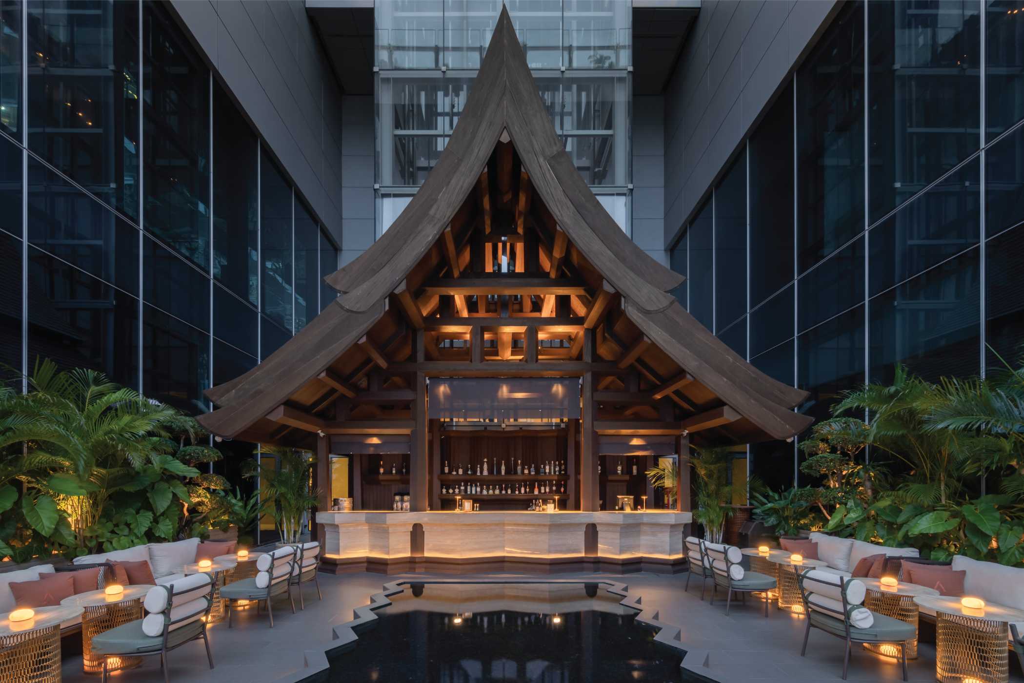 Baan Hanuman,泰式烈酒酒吧,設有露天涼亭露臺。Ya Dong,泰式烈酒,寧靜庭院。 Baan Hanuman,泰式烈酒酒吧,設有露天涼亭露臺。Ya Dong,泰式烈酒,寧靜庭院。