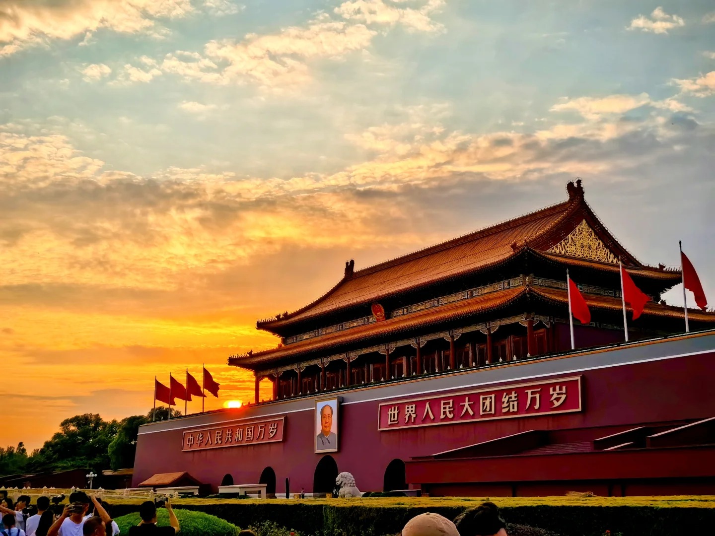 天安門位於北京市中心，是明清兩代的皇家建築，也是中國的象徵，其城樓莊嚴肅穆、紅牆黃瓦，前有華表和金水橋，見證了無數重大歷史事件，承載著深厚的歷史文化底蘊和民族精神