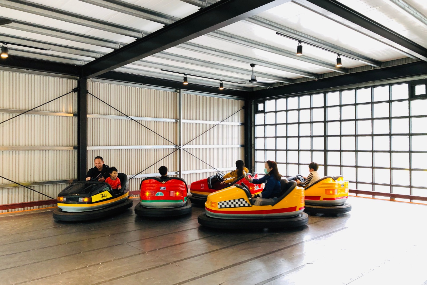 與親朋好友一同體驗碰碰車，樂趣無窮！