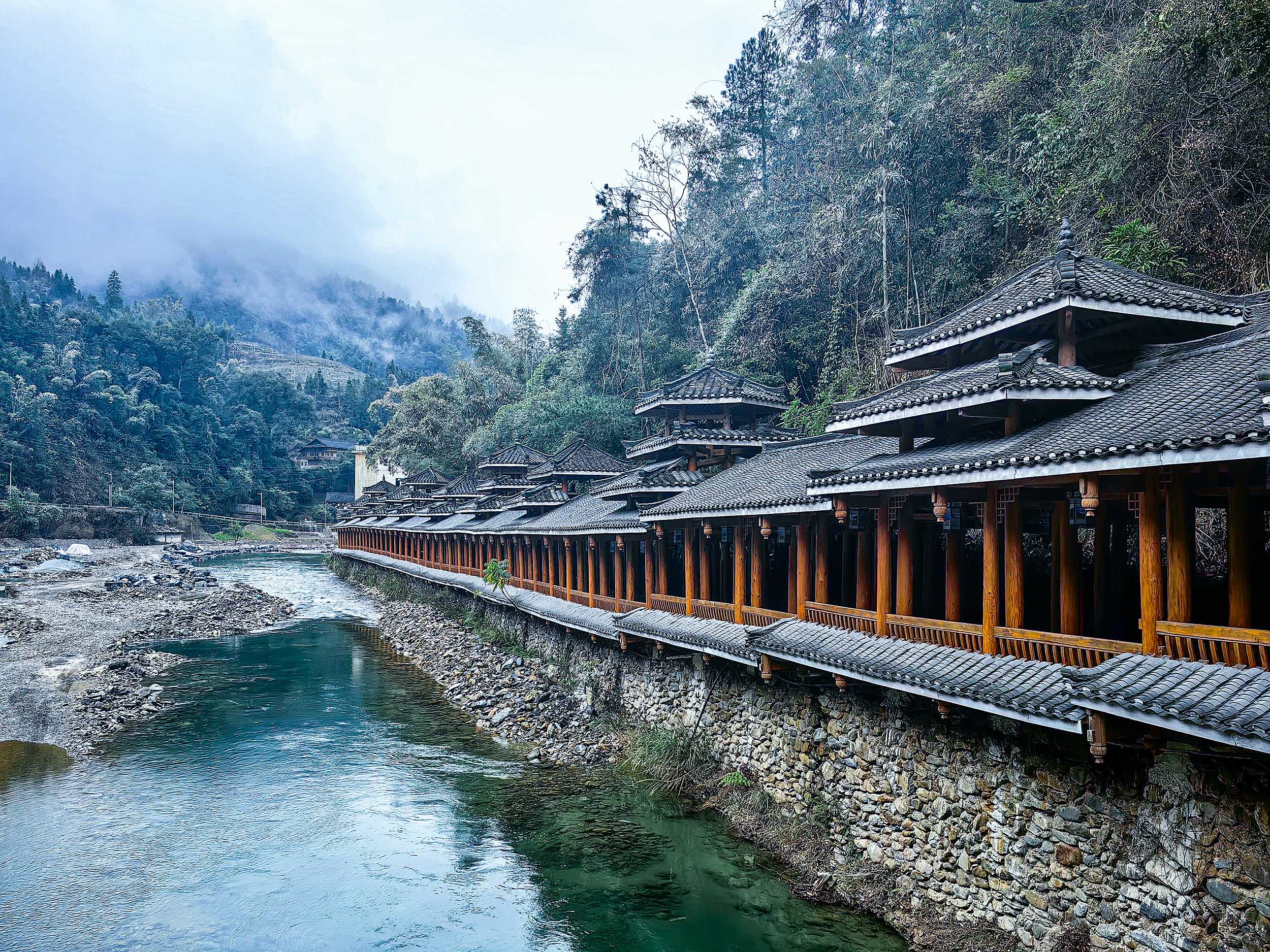 黃洛瑤寨的木樓錯落山間,梯田的線條與炊煙在晨霧中若隱若現。 黃洛瑤寨的木樓錯落山間,梯田的線條與炊煙在晨霧中若隱若現。