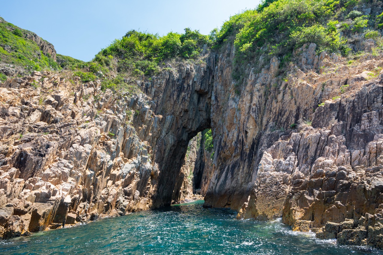 觀賞吊鐘洲的海蝕柱與海蝕拱