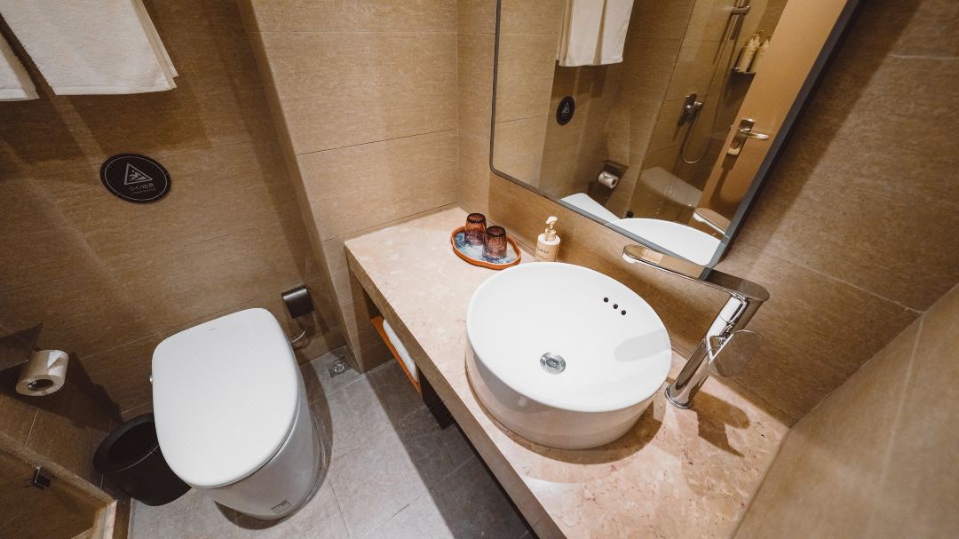 Cedar Art Hotel bathroom