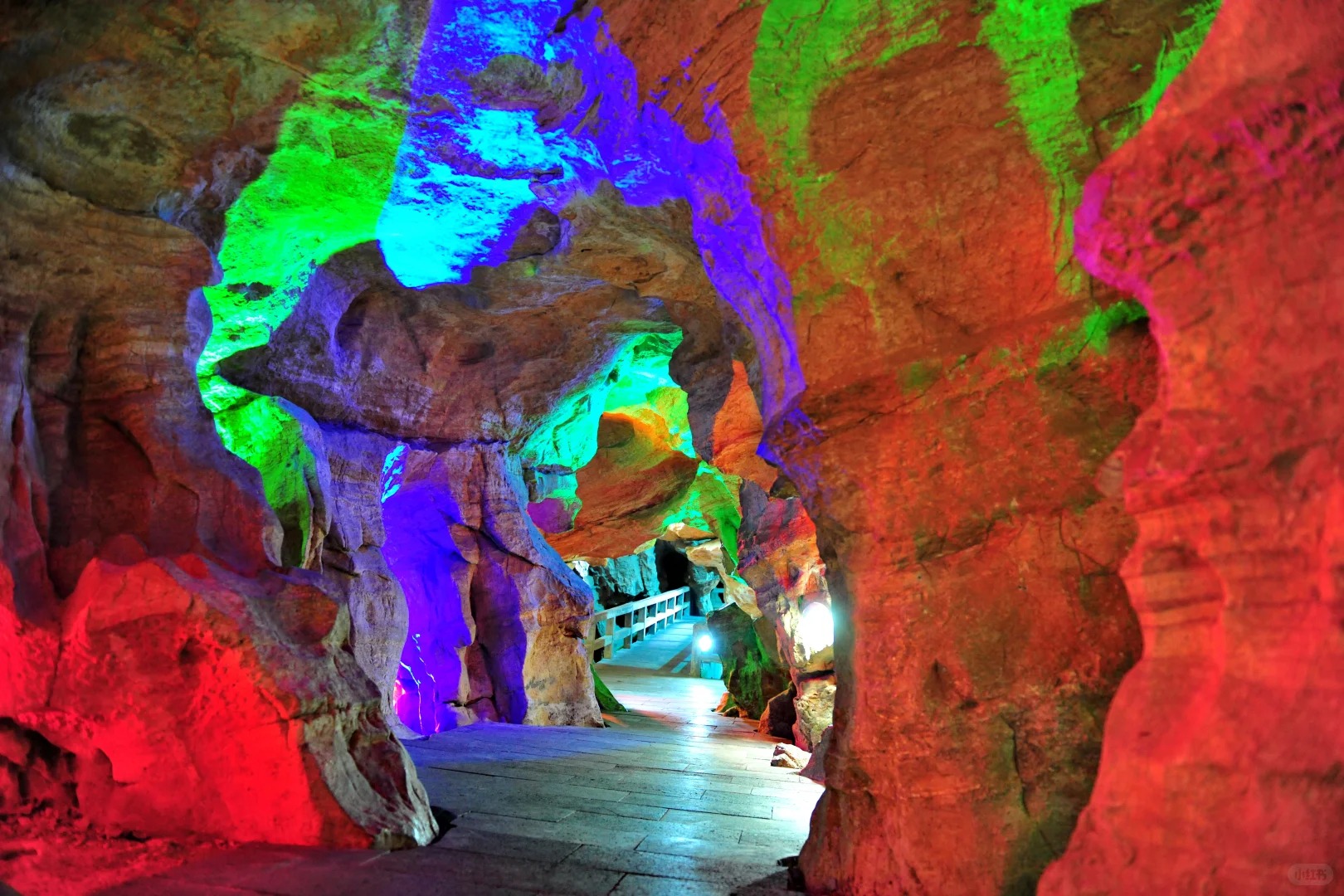 走進溶洞裡更是驚喜,恆溫的環境舒服到不想走,抬頭是千姿百態的鐘乳石,在燈光下流光溢彩,億年石筍、神田奇景一一映入眼簾,耳邊是暗河叮咚的流水聲,彷彿走進了遠離塵世的地心仙境,伸手就能觸摸到時光的痕跡。 走進溶洞裡更是驚喜,恆溫的環境舒服到不想走,抬頭是千姿百態的鐘乳石,在燈光下流光溢彩,億年石筍、神田奇景一一映入眼簾,耳邊是暗河叮咚的流水聲,彷彿走進了遠離塵世的地心仙境,伸手就能觸摸到時光的痕跡。