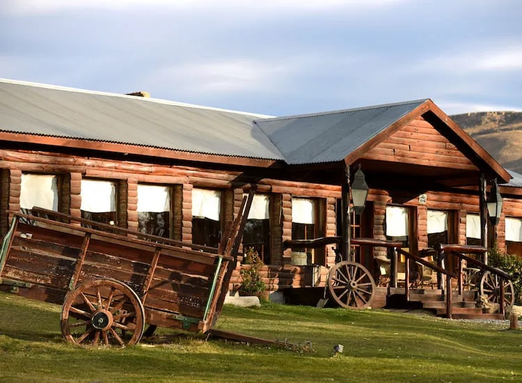 Experience tranquility at Estancia 25 de Mayo. With its charming old casco just outside El Calafate and vast fields, it's the perfect place to unwind and soak in the Patagonian scenery.