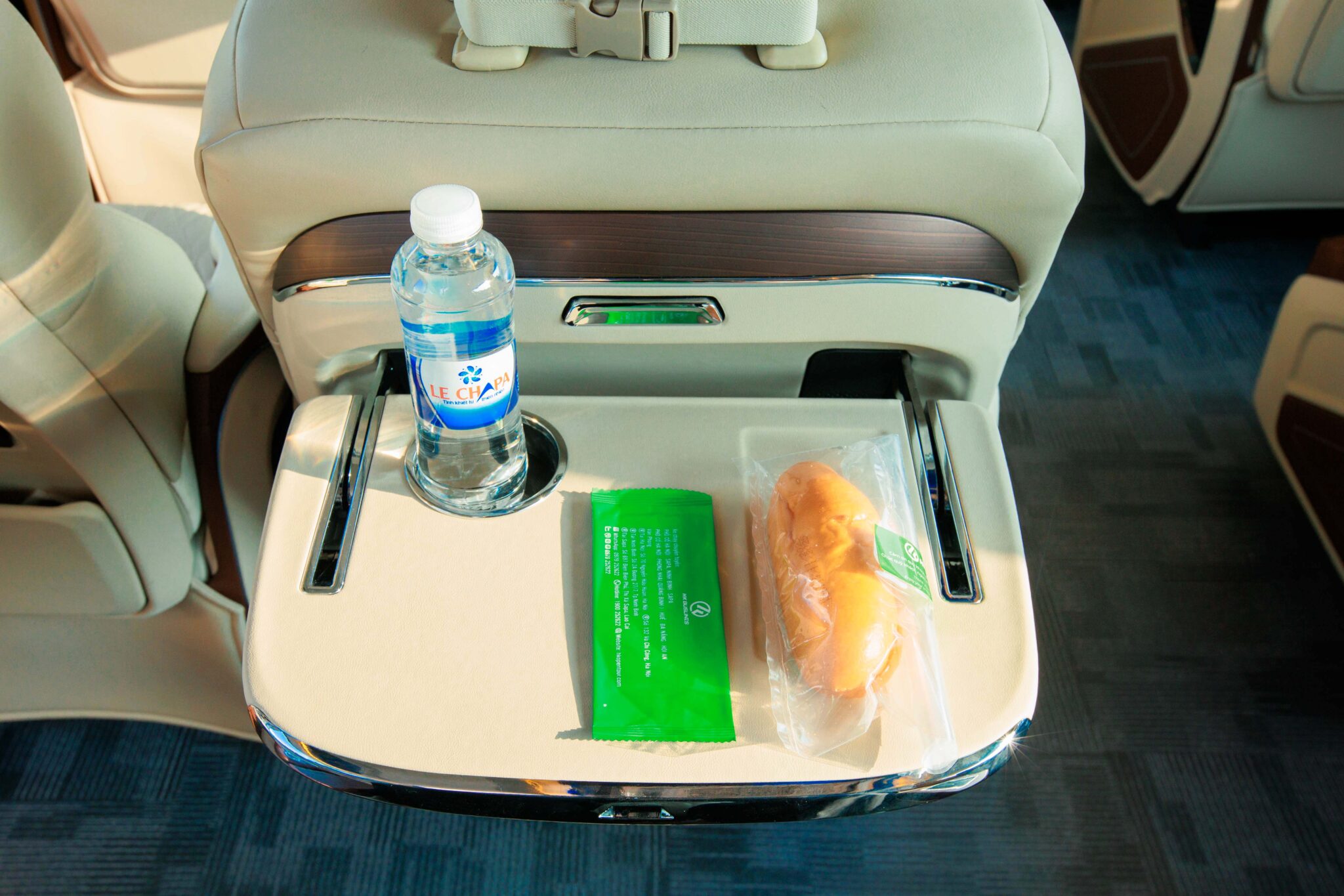 28 人座豪華巴士：免費提供點心與瓶裝水