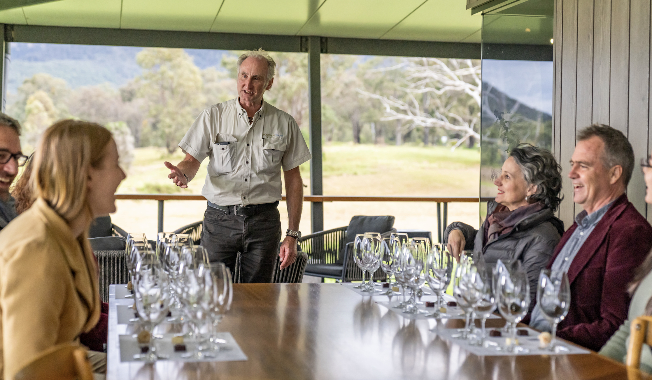 在現場品嚐葡萄酒，並由釀酒師進行講解