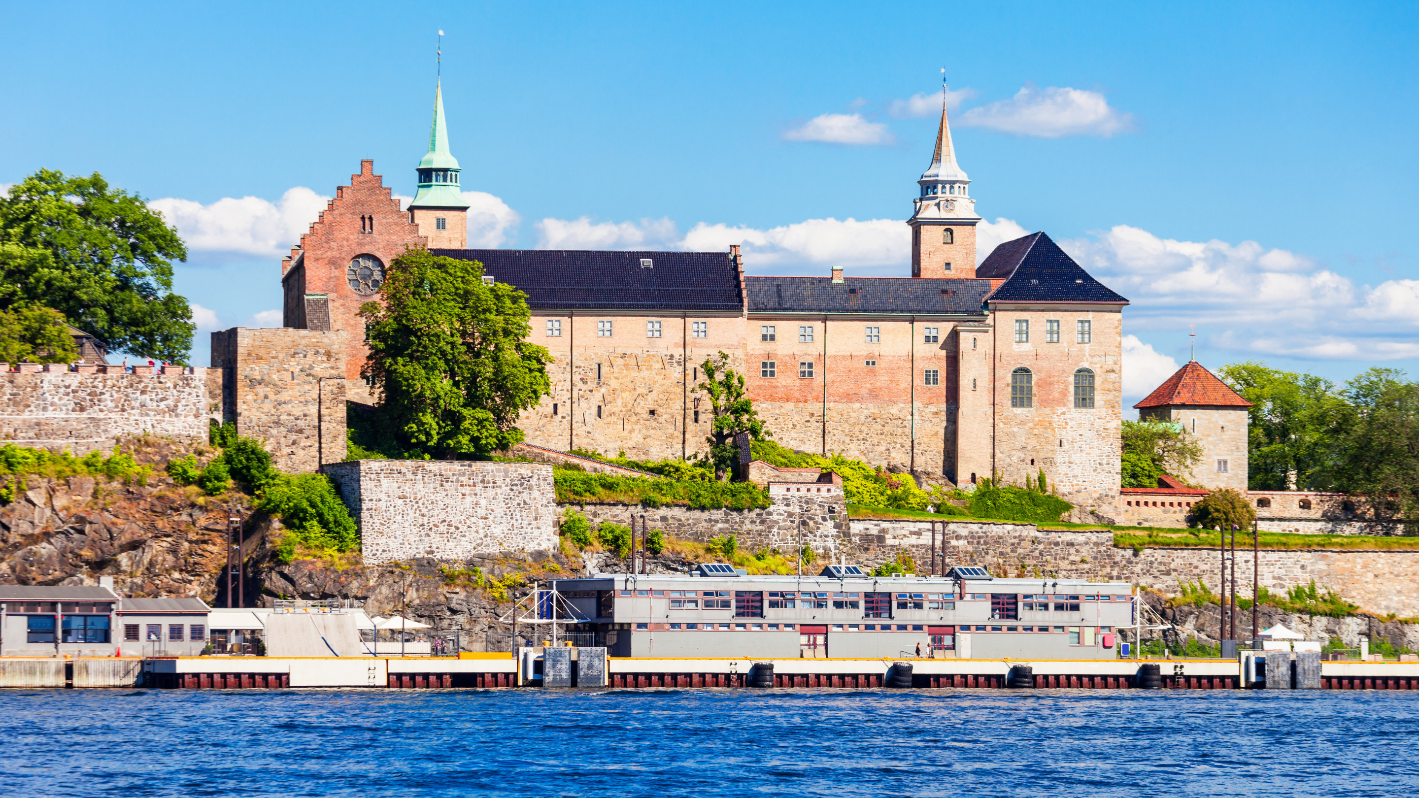 探索阿克斯胡斯 крепость (Akershus Fortress) 的豐富歷史,這座位於奧斯陸的雄偉中世紀 крепость 不僅能讓您飽覽城市美景,還能一窺挪威的歷史。 探索阿克斯胡斯 крепость (Akershus Fortress) 的豐富歷史,這座位於奧斯陸的雄偉中世紀 крепость 不僅能讓您飽覽城市美景,還能一窺挪威的歷史。