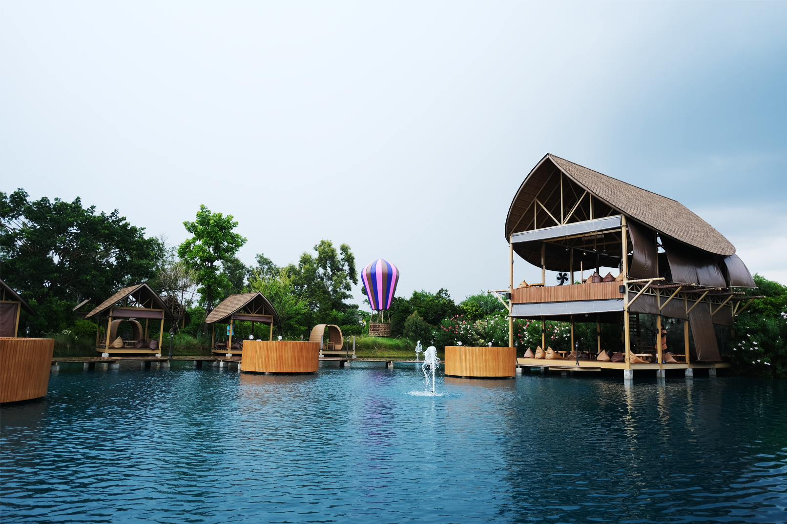 或者在“Bubble in the forest”這家適合拍照的景觀咖啡館享用午餐和咖啡 或者在“Bubble in the forest”這家適合拍照的景觀咖啡館享用午餐和咖啡