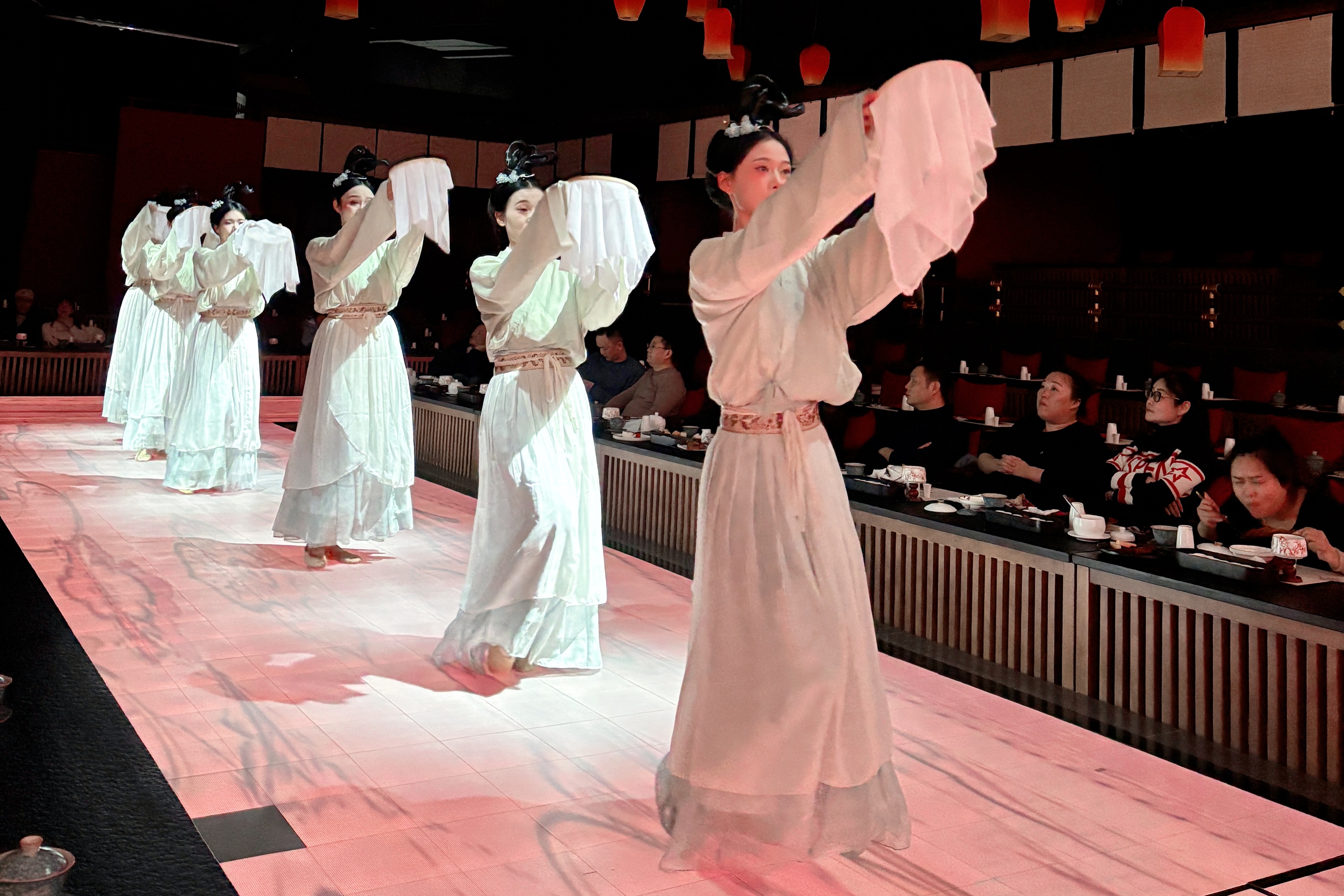 貴陽綾羅宴文化主題餐秀（貴陽必打卡宮宴餐廳+精美伴餐演出+美食盛宴+視覺盛宴+可選古代服裝體驗+體驗古代王公貴族的快樂+中國歷史文化）