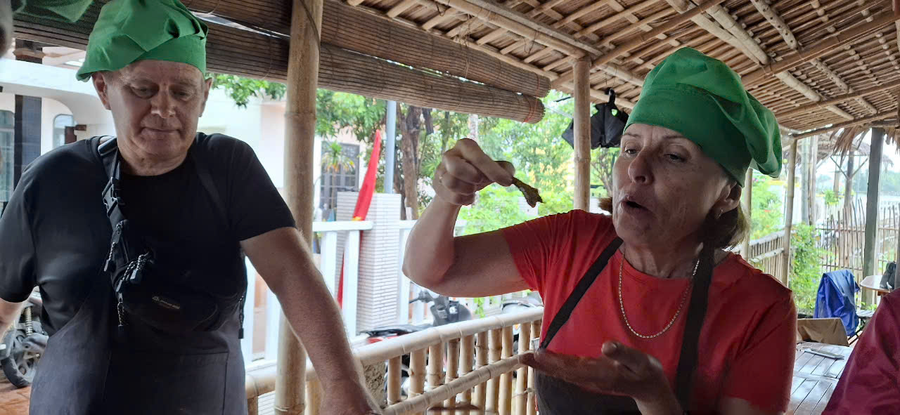 Tra Que Vegetable Village Cooking Class with Market Tour