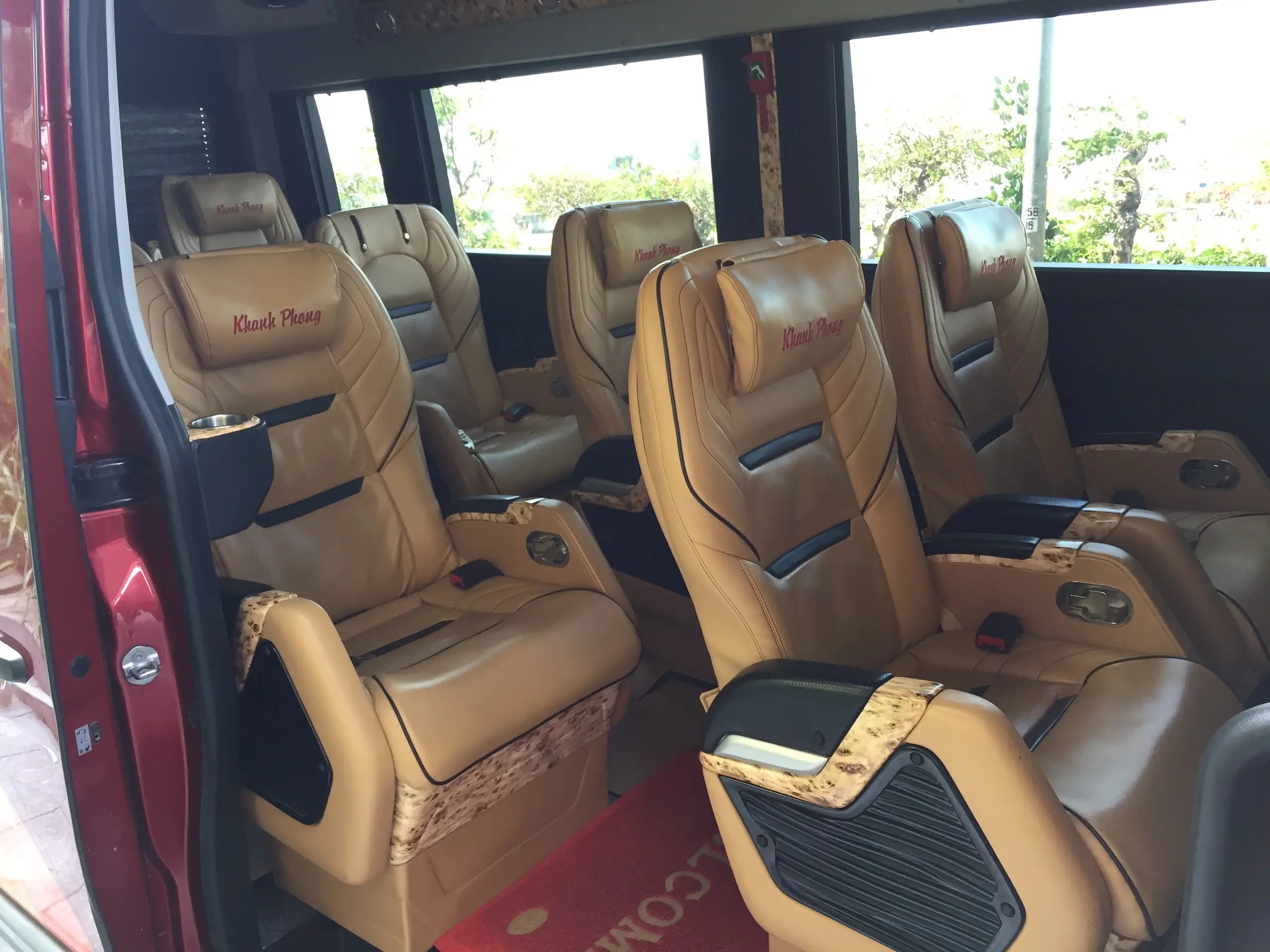 慶豐9-11座豪華小型貨車。設施：空調、水、無線網路