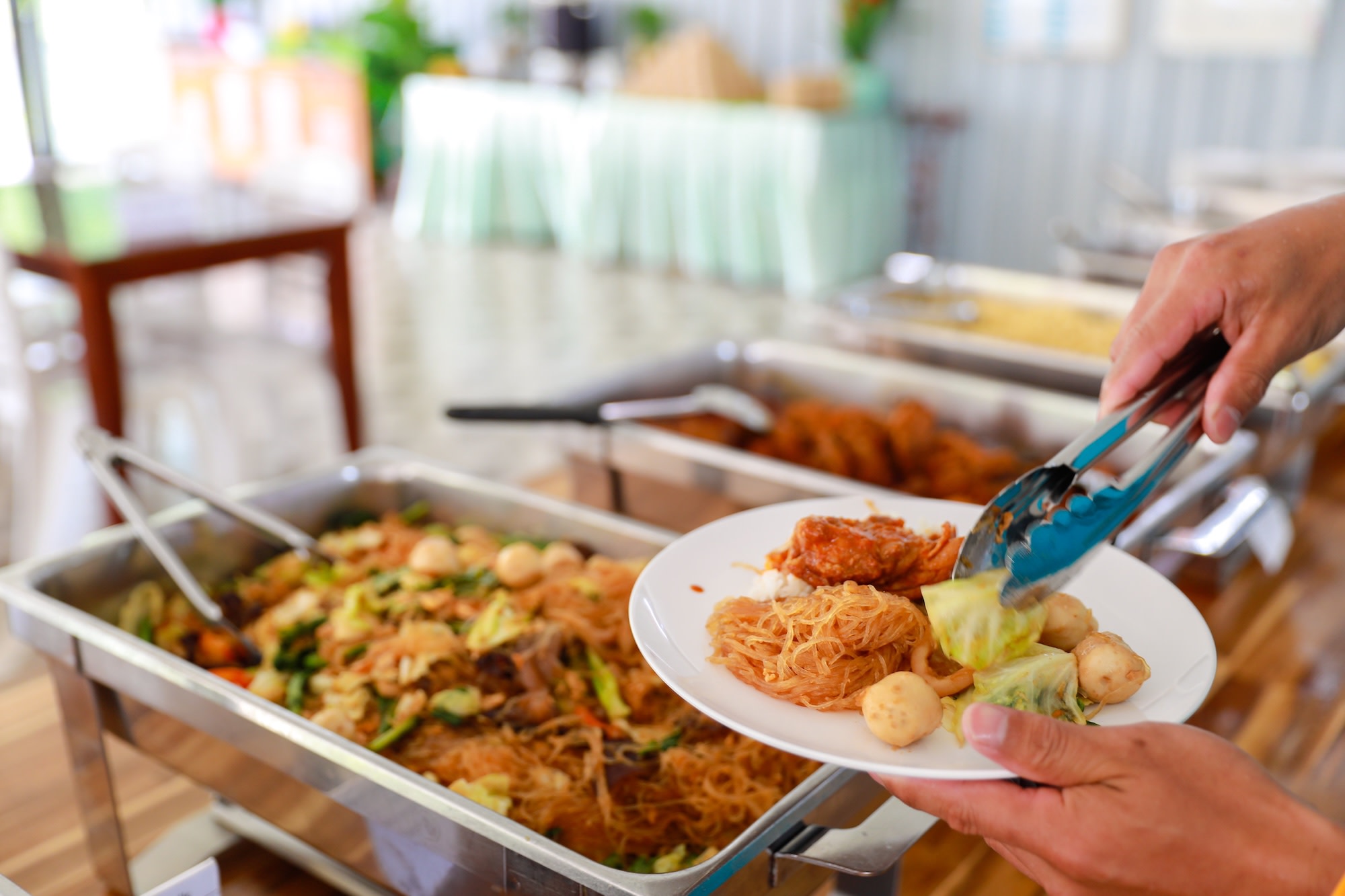 盡享豐盛美味的自助午餐,多樣選擇讓您大飽口福。 盡享豐盛美味的自助午餐,多樣選擇讓您大飽口福。