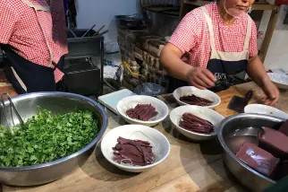 袁家村被譽為「關中印象體驗地」，不僅保留了傳統的庭院建築，更匯集了 300 多種當地小吃和手作坊。遊客可在此盡情欣賞民俗表演、秦腔戲曲，並品嚐福茶。