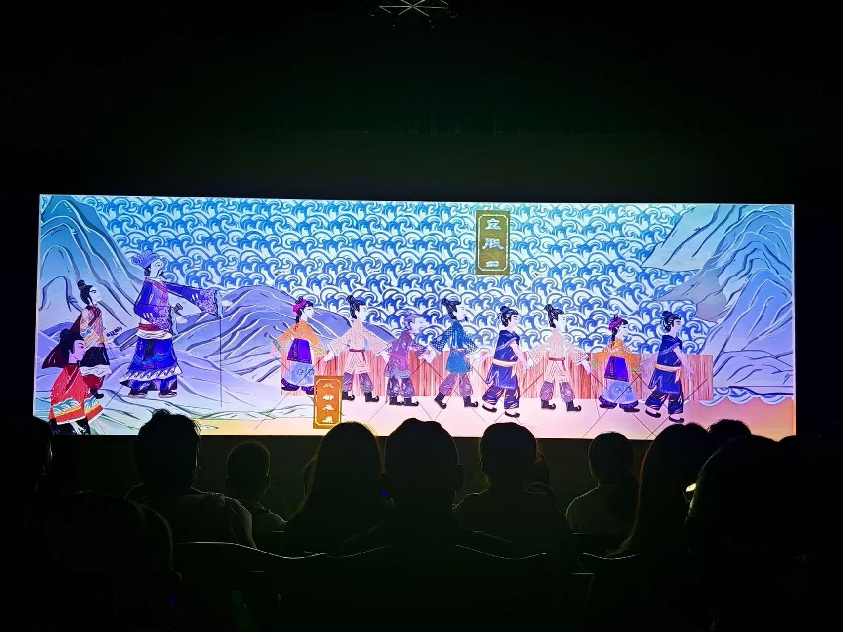 皮影人物列隊行進,背景標註“寶瓶口”,以傳統皮影形式還原都江堰水利工程的壯闊歷史 皮影人物列隊行進,背景標註“寶瓶口”,以傳統皮影形式還原都江堰水利工程的壯闊歷史
