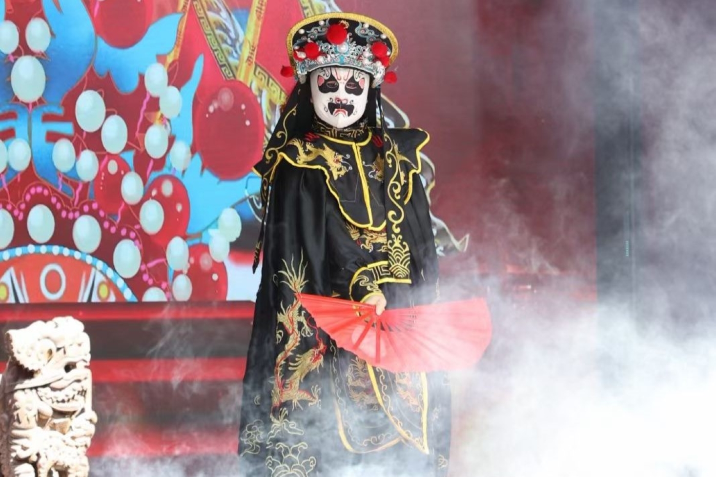 川劇變臉的瞬間驚豔，禹王祈福的莊重禮樂，火鍋言子的市井菸火，通通藏在這方古戲臺裡