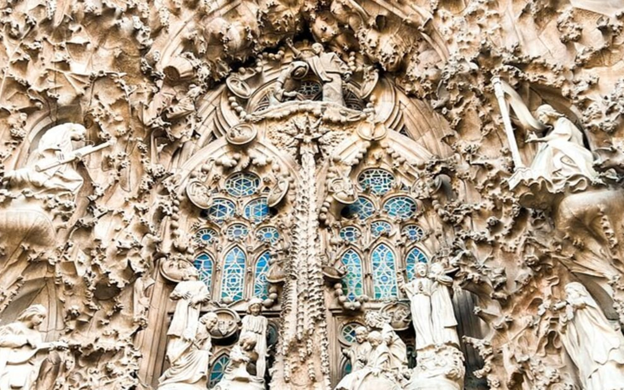 高聳的拱頂彰顯了高第這件未完成傑作的宏偉規模與垂直美感。 高聳的拱頂彰顯了高第這件未完成傑作的宏偉規模與垂直美感。