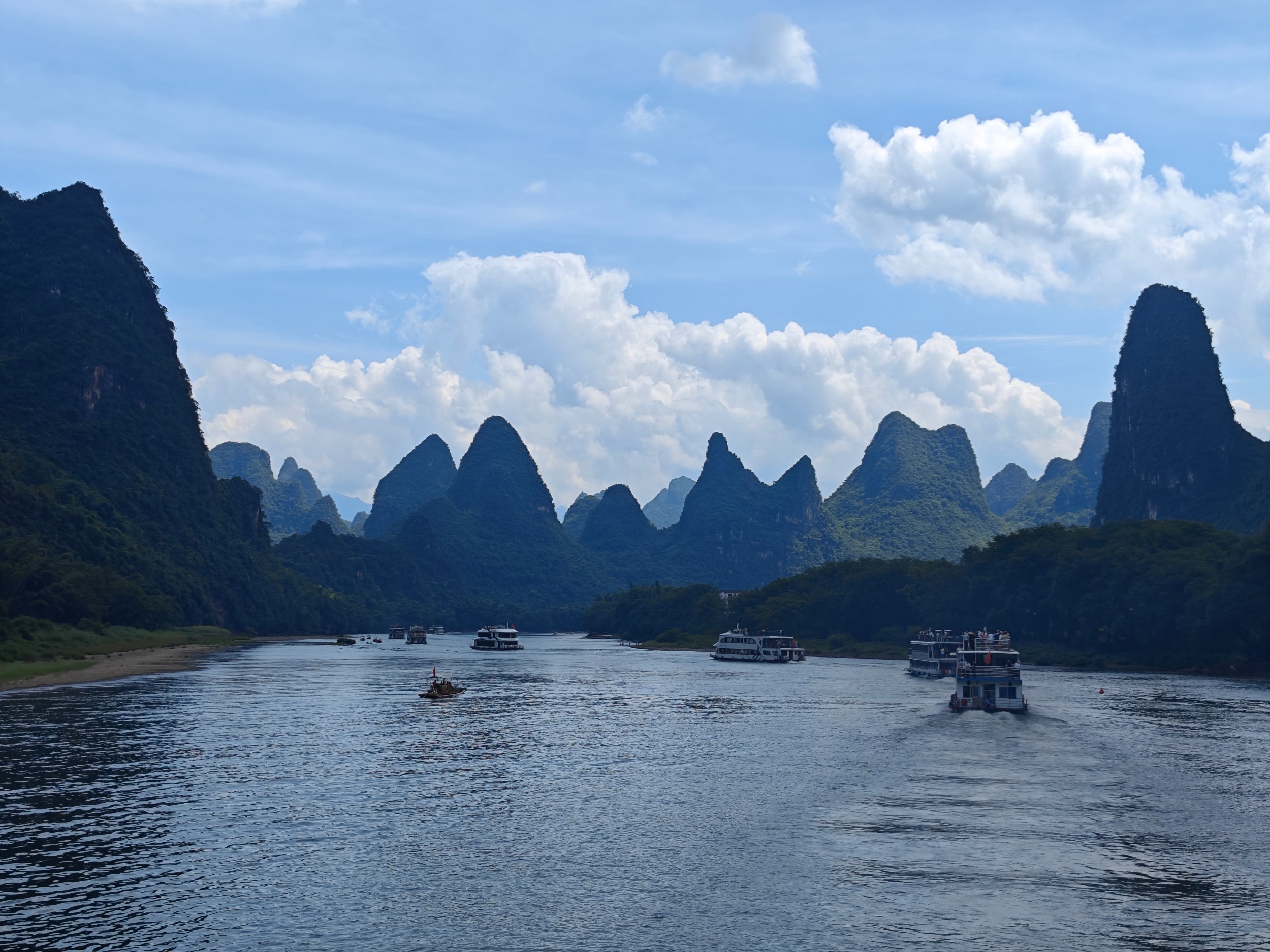 【灕江下龍段】以奇峰倒影、山水相映的絕美風光聞名，被譽為“甲天下”風光。