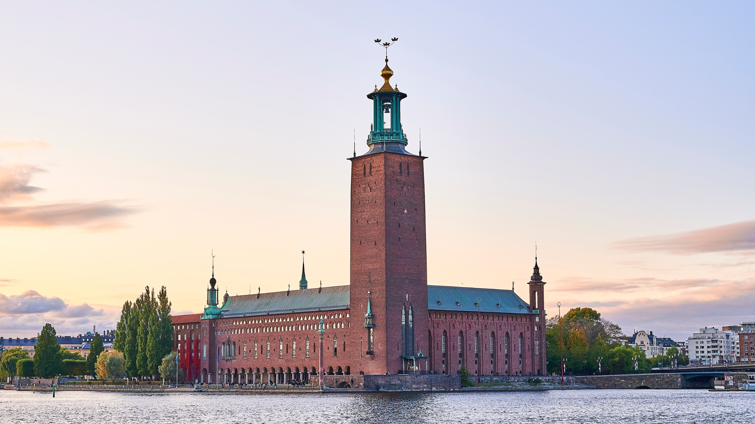 斯德哥爾摩市政廳是座地標性建築，以其宏偉的建築風格聞名，同時也是諾貝爾獎宴會的舉辦地，登上高聳的尖塔，還能將城市美景盡收眼底。