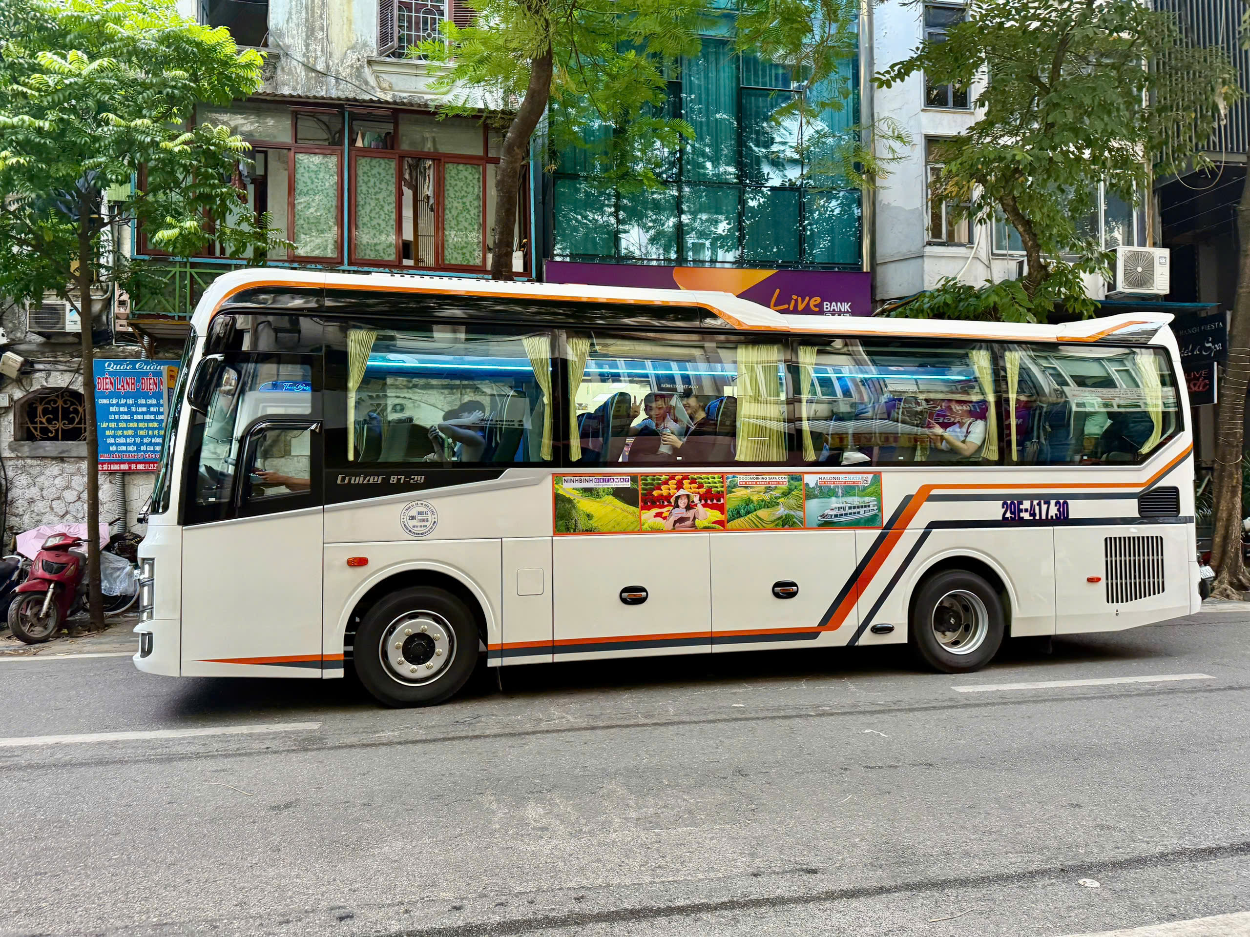 現代化巴士,無論團體大小皆適用,提供最優質的座椅,讓您享受 3 小時的舒適旅程。 現代化巴士,無論團體大小皆適用,提供最優質的座椅,讓您享受 3 小時的舒適旅程。