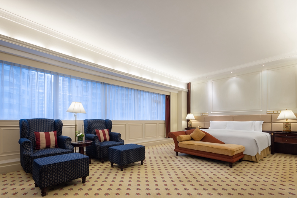 Deluxe open plan king bed suite