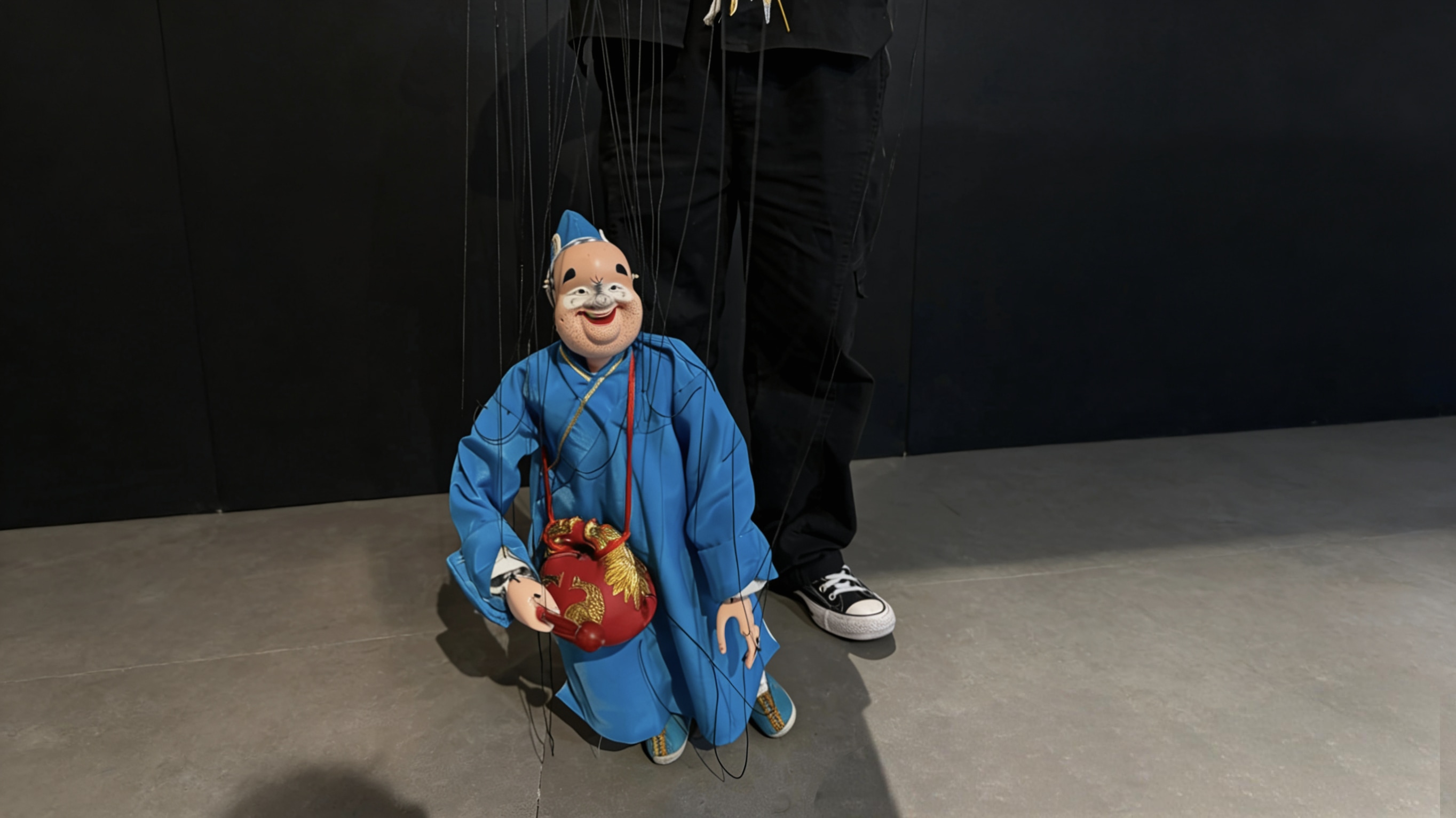 身後的藍天襯得它像從戲本里跳出來，落在了菸火人間的簷角