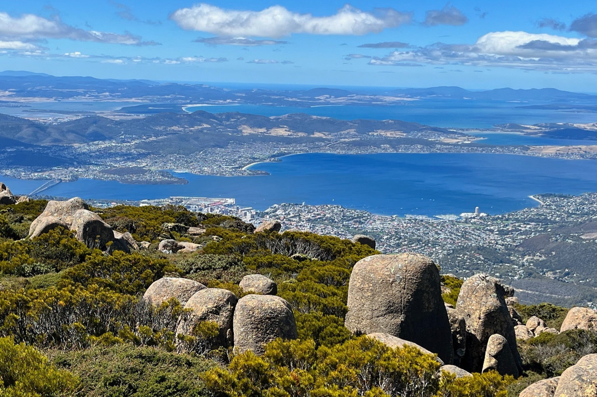 登上 kunanyi/威靈頓山 (Mt Wellington) 頂峰,飽覽荷巴特無與倫比的壯麗全景 登上 kunanyi/威靈頓山 (Mt Wellington) 頂峰,飽覽荷巴特無與倫比的壯麗全景