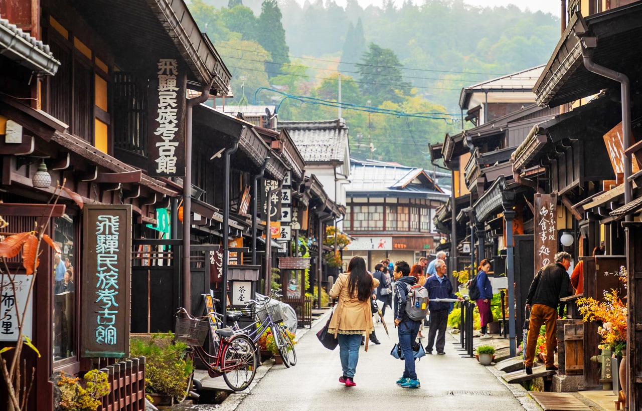 飛驒高山古街道 (Sanmachi-dōri)
這裡是被譽為“飛驒的小京都”的歷史商人街，保留了眾多江戶至明治時期的木造町屋，街旁水渠潺潺，古風濃厚