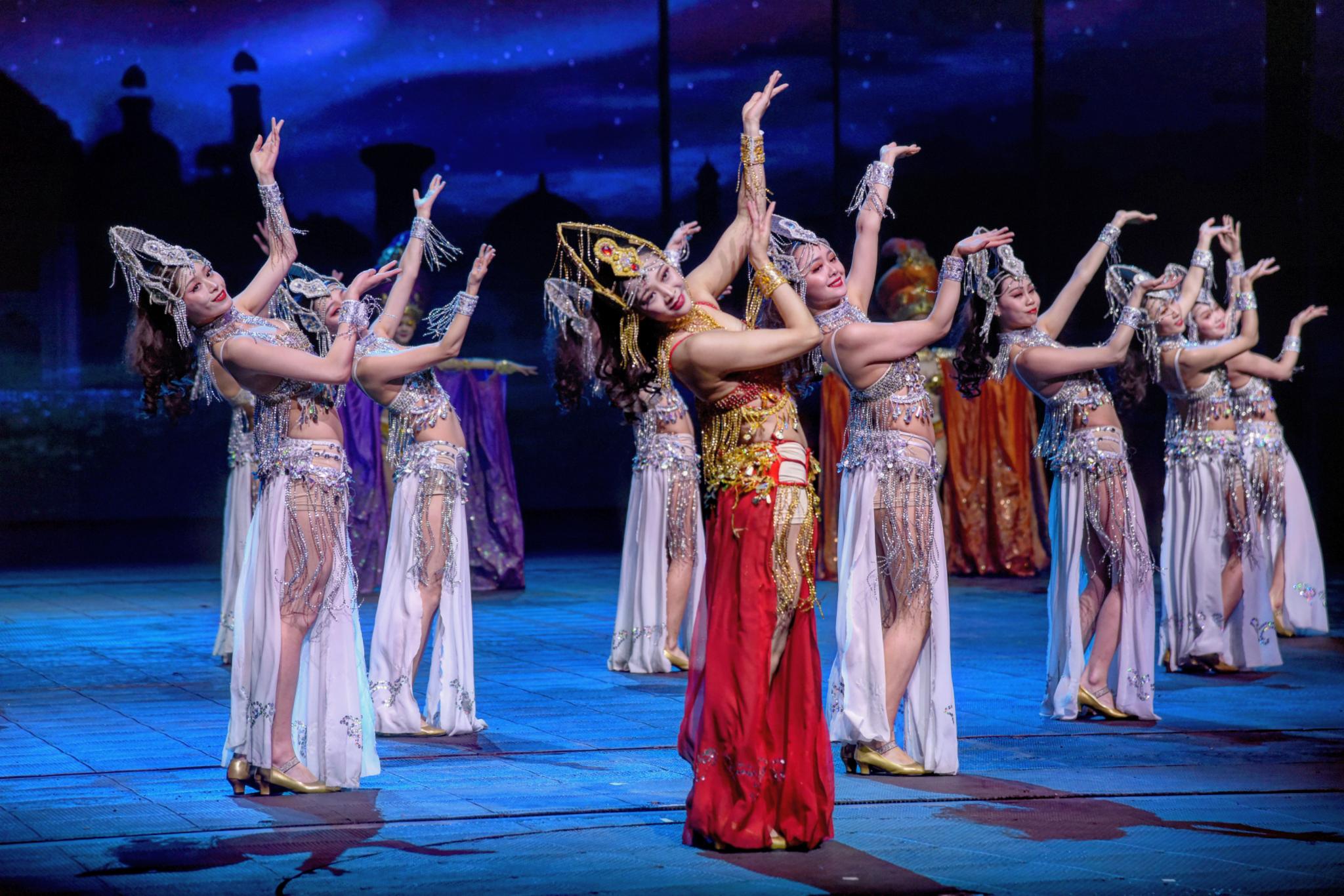 《宋城千古情》是杭州宋城景區的核心大型歌舞演出，與拉斯維加斯O秀、巴黎紅磨坊並稱“世界三大名秀”。它運用先進的聲光電和舞臺機械，為觀眾帶來震撼的視聽體驗。