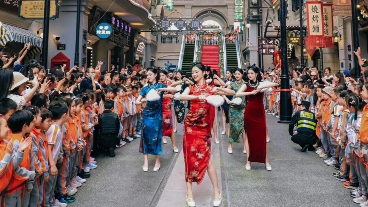 《穿越快閃》：火爆全網的旗袍秀就在這裡!整條街都還原了民國時期大上海的摩登風格，拍照巨出片!表演快結束時還會飄下漫天雪花。