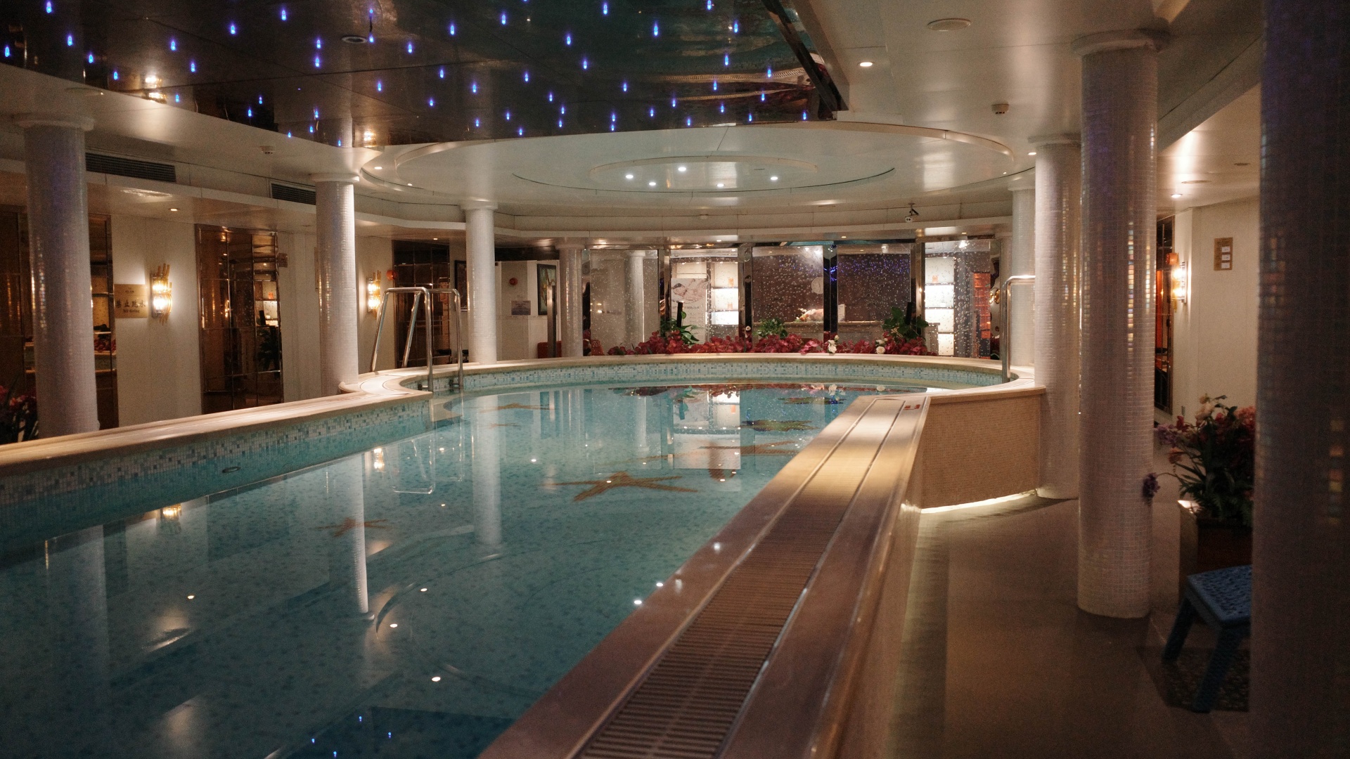 在傳奇號恆溫泳池，您儘可如一尾魚般自在遊弋