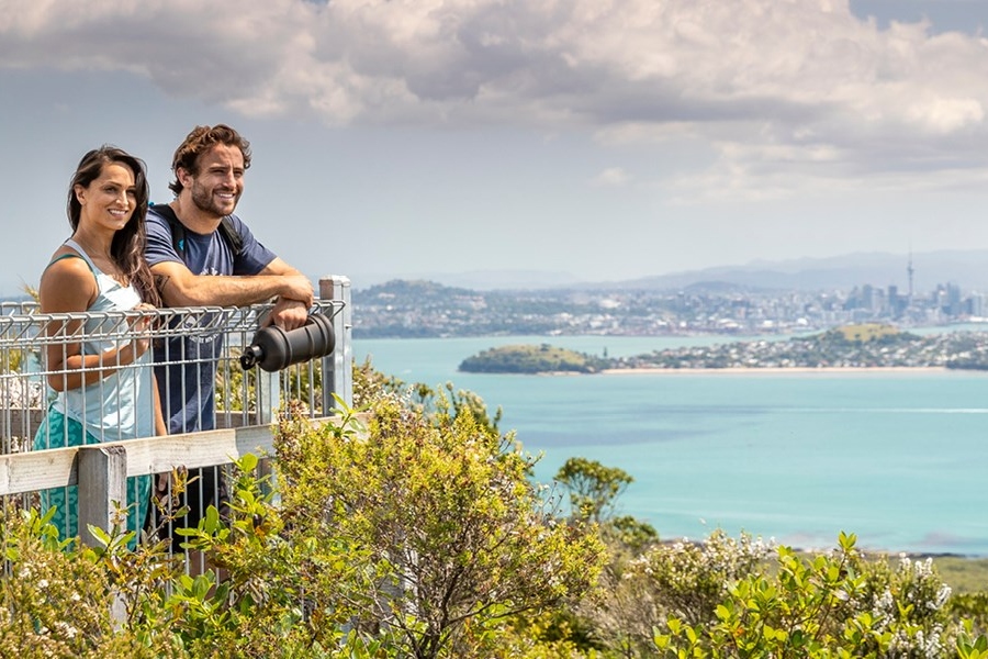 登上頂峰，將豪拉基灣 (Hauraki Gulf) 遼闊全景與奧克蘭 (Auckland) 風光盡收眼底