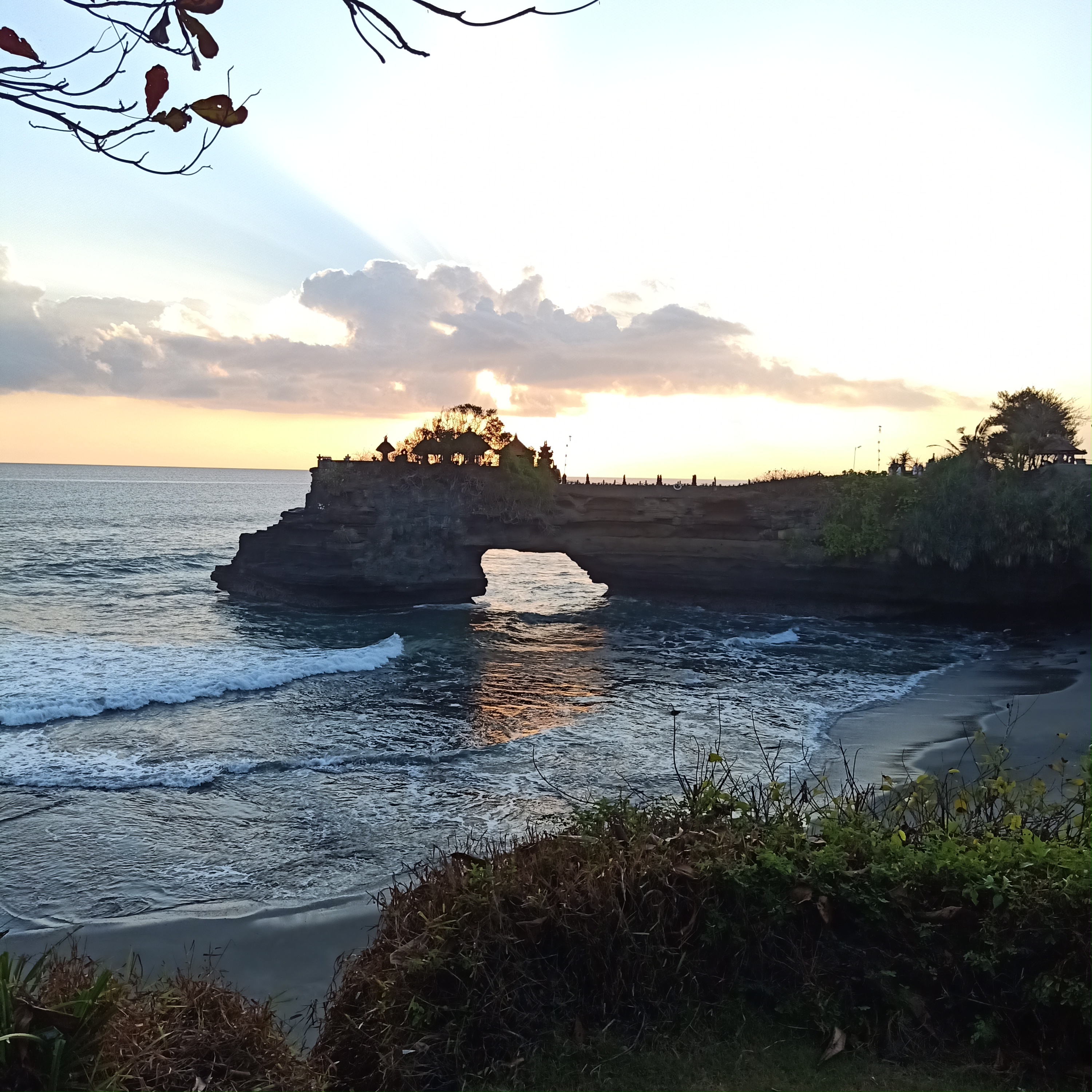印尼海神廟（Tanah Lot）& Padang Beach（巴東海灘）& 烏魯瓦圖日落（Uluwatu）& 卡恰舞一日遊