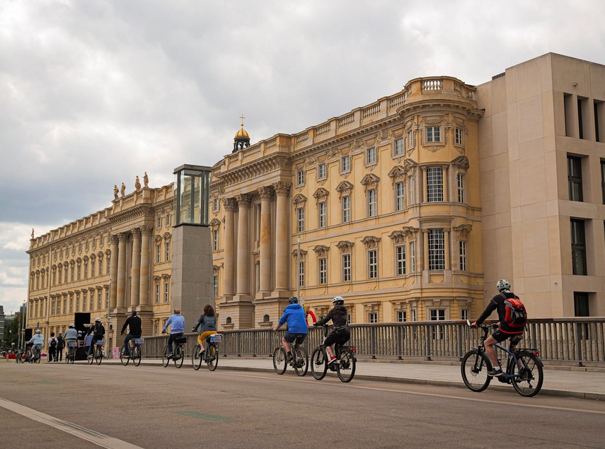 Berlin: Guided Bike Tour to explore the Highlights