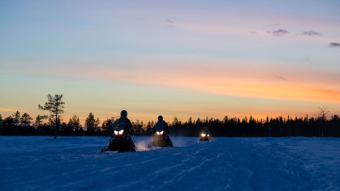 羅瓦涅米雪地摩托探險之旅和篝火之夜 (Snowmobile safari and campfire evening escape in Rovaniemi)