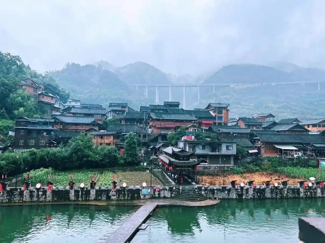 墨戎苗寨：原始質樸的苗族聚居村寨，保留著完整的攔門酒、銀飾鍛造等非遺文化。青瓦木樓依山層疊，可欣賞豪邁苗族鼓舞，體驗原生態民俗，感受"有龍之地"的熱情與淳樸。