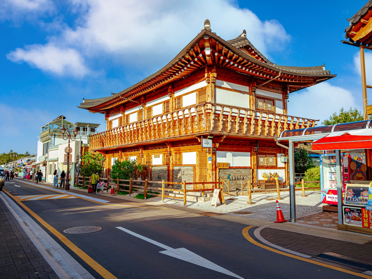 漫步於皇理團路,穿梭在古老的皇室陵墓與時尚咖啡館之間,沉浸在歷史與現代活力的獨特融合中。 漫步於皇理團路,穿梭在古老的皇室陵墓與時尚咖啡館之間,沉浸在歷史與現代活力的獨特融合中。