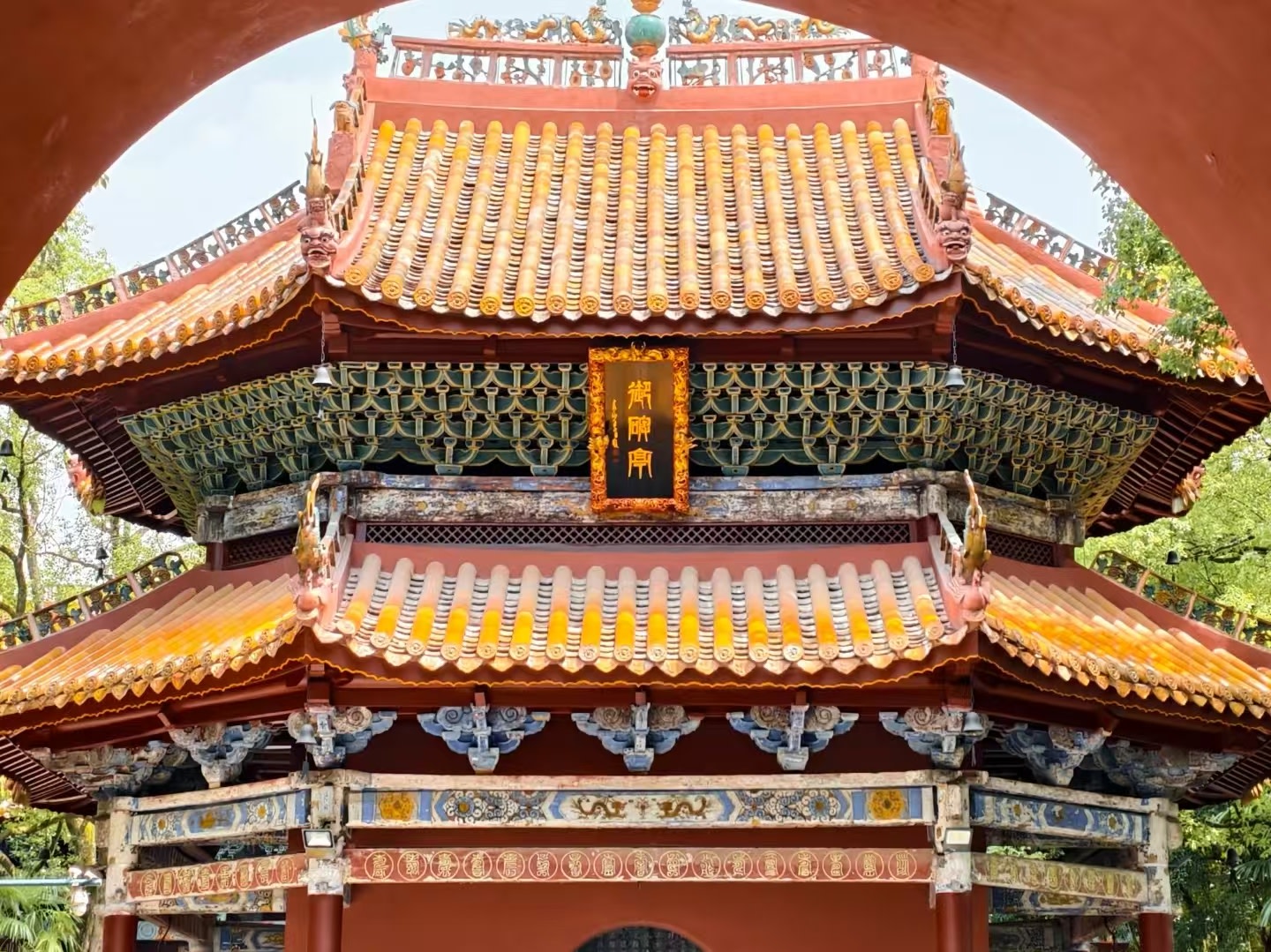 南嶽大廟是祭祀南嶽聖帝的寺廟。這座廟宇始建於隋代，經過多次大火和修繕擴建，形成了現在的規模