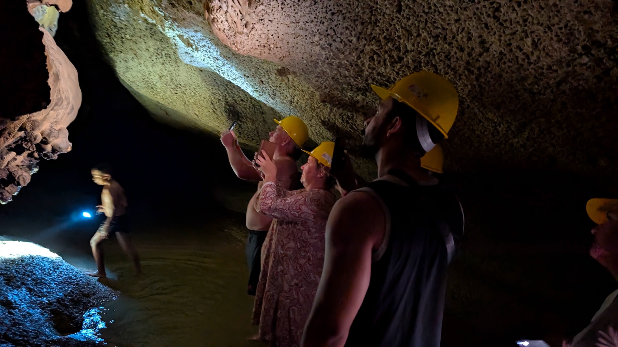 參觀攀牙島上引人入勝的洞穴。 參觀攀牙島上引人入勝的洞穴。