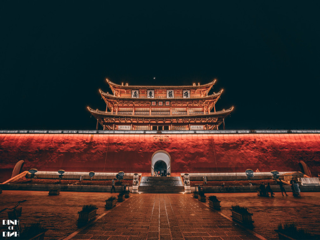 建水，滇南一座被時光偏愛的千年古城。這裡沒有過度商業化的喧囂，只有濃厚的生活氣息、深厚的文化底蘊和讓人垂涎的地道美食。它被譽為 “滇南鄒魯”、“文獻名邦”，是一座值得你慢下來，用味蕾和腳步去閱讀的活態博物館。