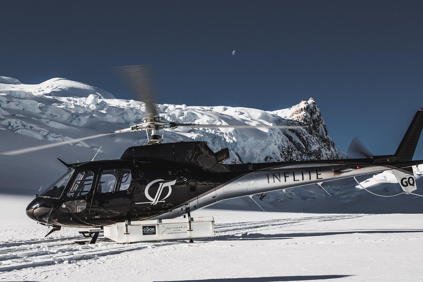 盡情飽覽紐西蘭南阿爾卑斯山脈的壯麗全景，欣賞白雪皚皚、冰晶點綴的純淨之美。