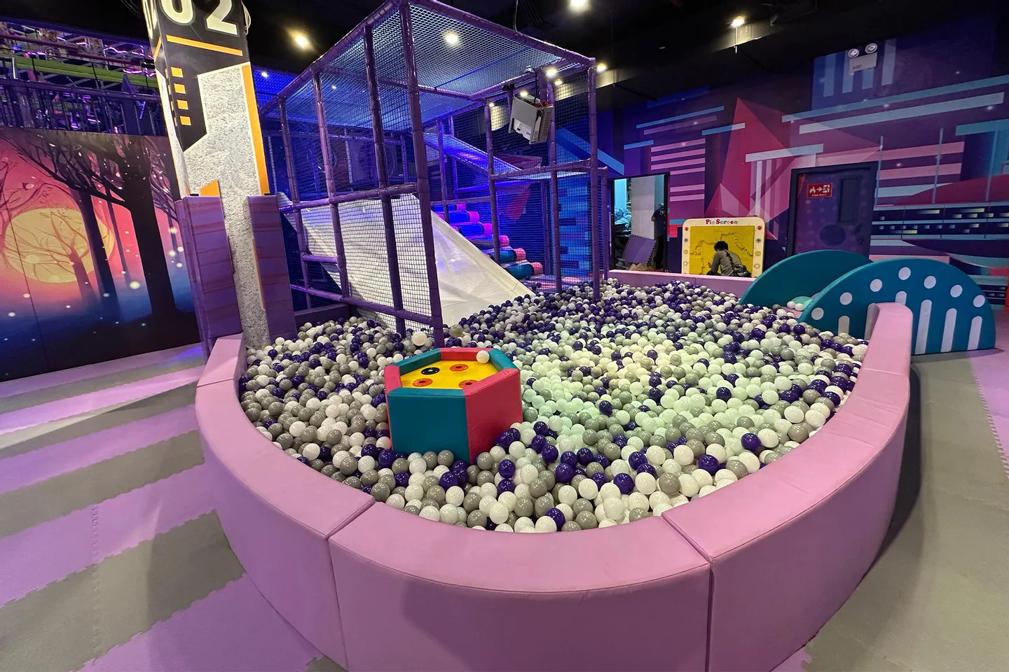 潛入紫色與白色泡泡海中，盡情享受純粹、彈跳的樂趣！