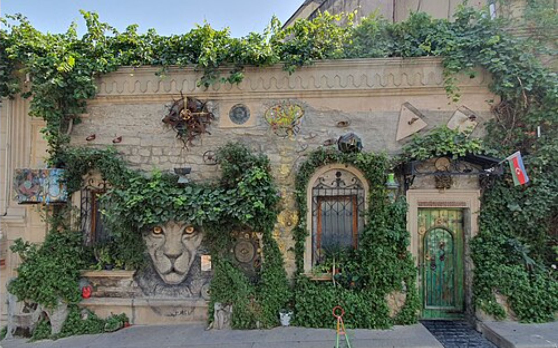 捕捉獨特的「獅子屋」，這座著名建築裝飾著藝術感十足的花卉壁畫。