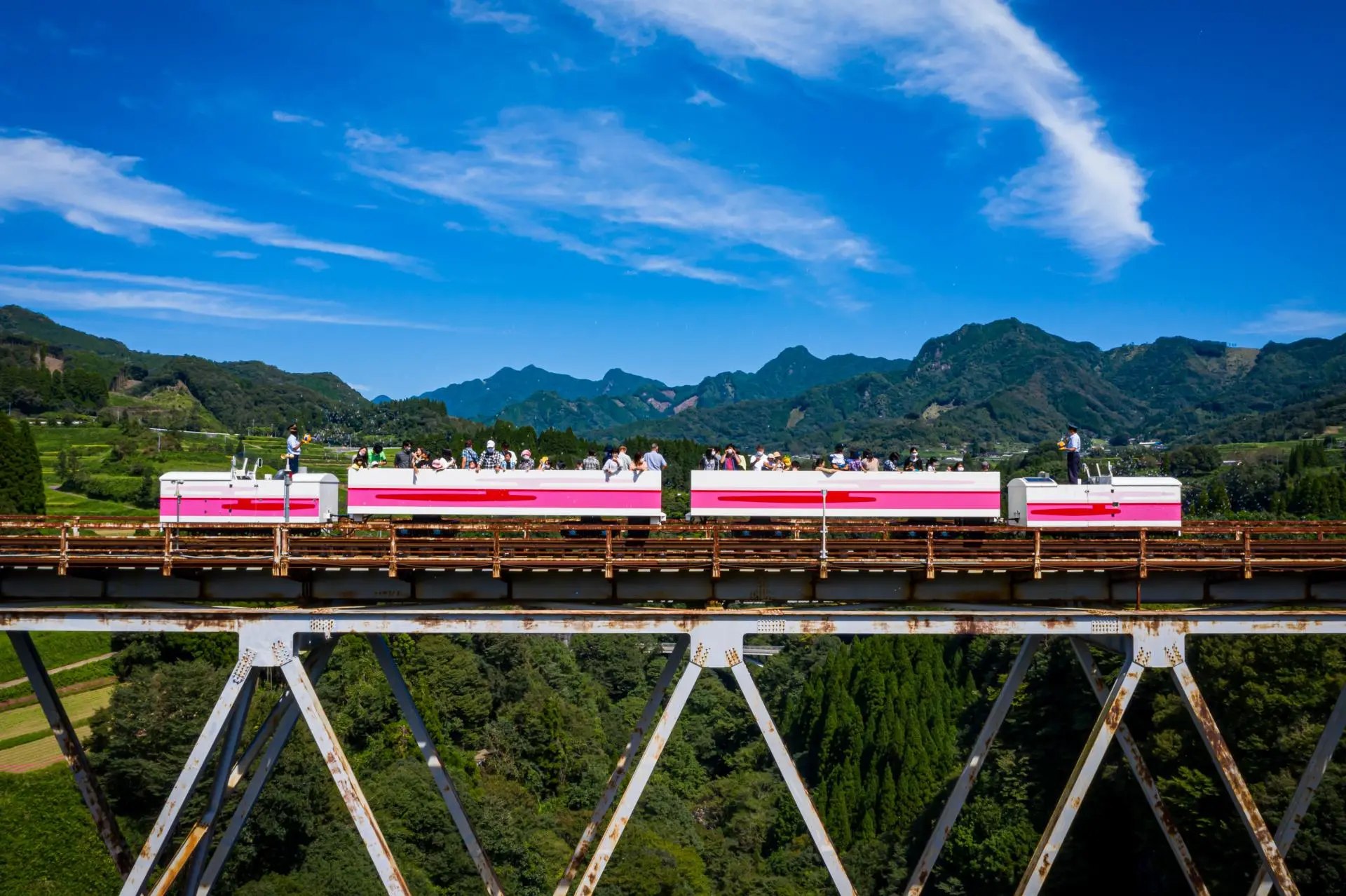 高千穗天照鐵道以全景開放式車廂聞名,可在高空鐵橋上欣賞壯麗山谷與田園風光。搭乘“天空小火車”吹著自然風穿越群山,是高千穗最受歡迎的特色體驗之一。 高千穗天照鐵道以全景開放式車廂聞名,可在高空鐵橋上欣賞壯麗山谷與田園風光。搭乘“天空小火車”吹著自然風穿越群山,是高千穗最受歡迎的特色體驗之一。